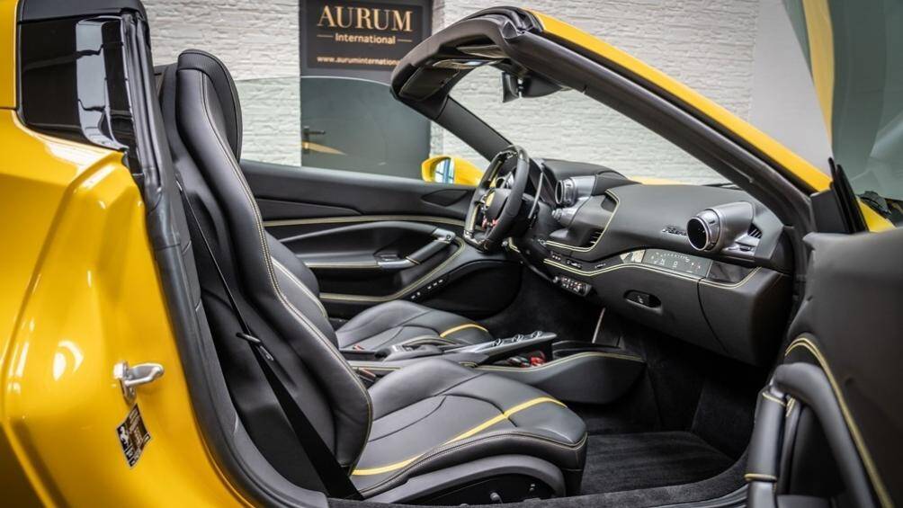 Bên cạnh đó, thảm lót sàn với logo F8 Spider, các đường chỉ may ở vô-lăng, bảng điều khiển trung tâm màu vàng tông xuyệt tông