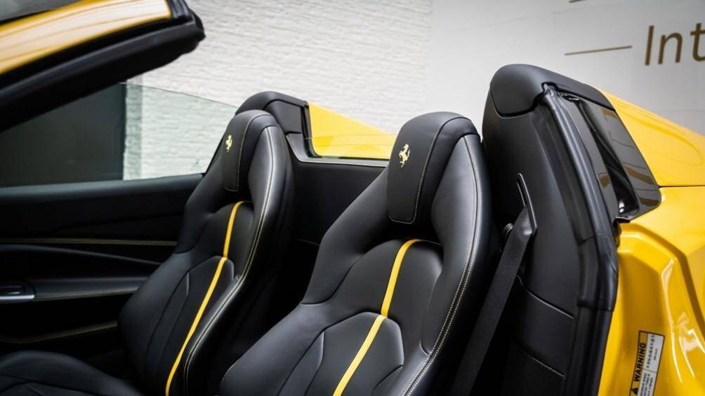 Xe có ghế ngồi bọc da cao cấp màu đen cùng một đường sọc màu vàng chạy giữa lưng ghế ngồi, các đường chỉ khâu ở ghế ngồi cũng hoàn toàn màu vàng
