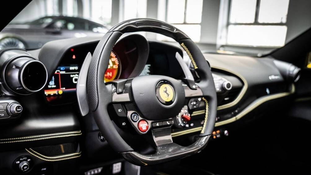 Ferrari F8 Spider cũng có thể tăng tốc từ 0 đến 200 km/h trong 8,4 giây trước khi đạt vận tốc tối đa 325 km/h khi mở mui và 340 km/h khi mui được đóng kín