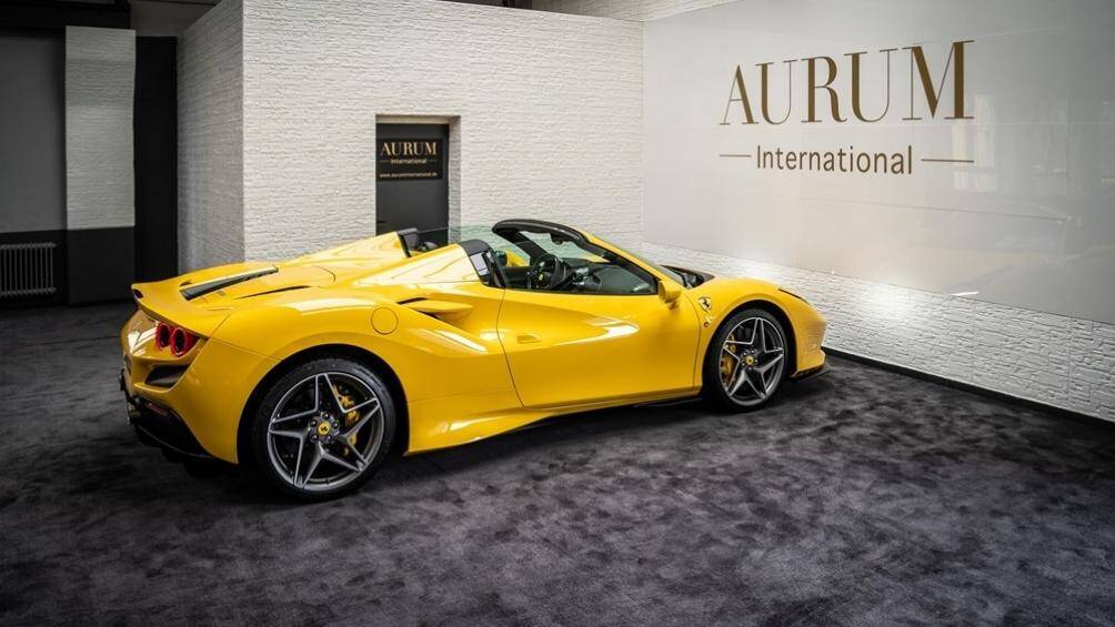 Chiếc siêu xe Ferrari F8 Spider đầu tiên về Việt Nam có màu sơn vàng rất nổi bật. Theo như công bố của đại lý ở Đức, xe chỉ mới lăn bánh khoảng 50 km