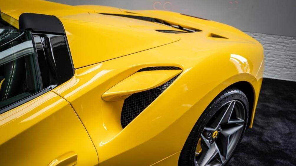 Ferrari F8 Spider thực chất là biến thể của siêu xe mui trần Ferrari F8 Tributo đang có mặt trong garage của Cường "Đô-la"