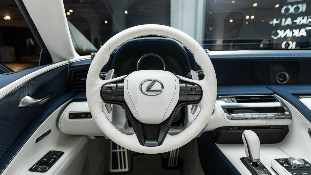 Lexus LC500 phiên bản mui trần được phát triển dựa trên bản LC500 Coupe, là sự kết hợp khéo léo đường bao mái độc đáo của một chiếc coupe với vẻ đẹp phóng khoáng đặc trưng của một chiếc xe mui trần