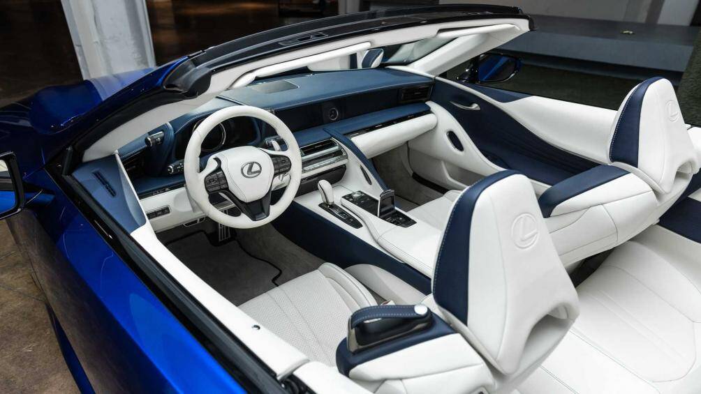 Phiên bản Lexus LC500 mui trần sử dụng động cơ V8 5.0 lít đi kèm hộp số tự động 10 cấp, mang đến cho mẫu xe khả năng tăng tốc cực kì nhanh nhạy, với công suất phù hợp cho từng điều kiện lái