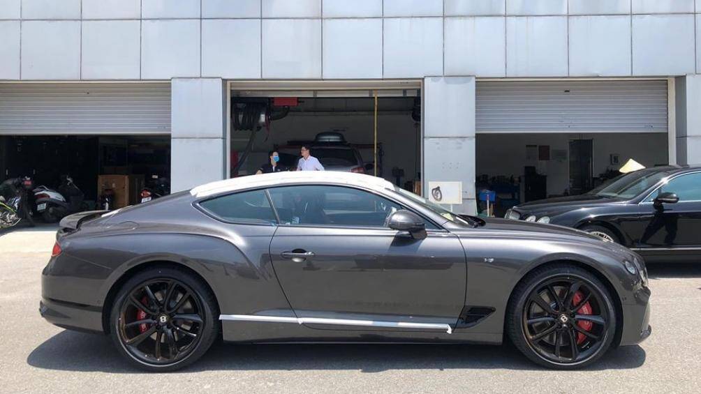 Chiếc Coupe siêu sang thể thao Bentley Continental GT V8 đầu tiên về Việt Nam theo diện chính hãng và được một doanh nhân kín tiếng đặt hàng để tặng vợ