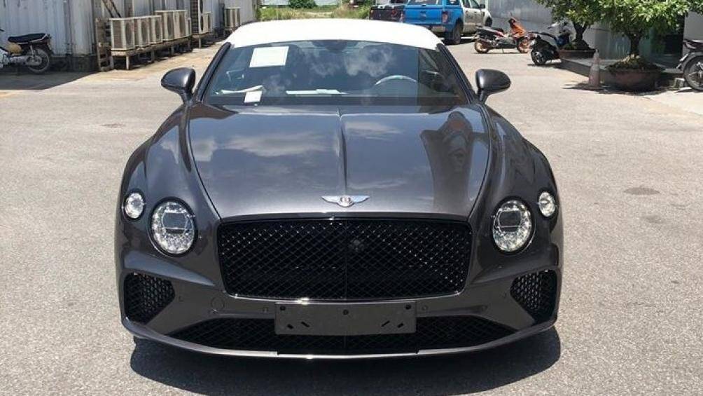 Hiện chiếc Bentley Continental GT V8 này đang có mặt tại đại lý Bentley Việt Nam để kiểm tra các công đoạn cuối cùng trước khi bàn giao cho chủ nhân
