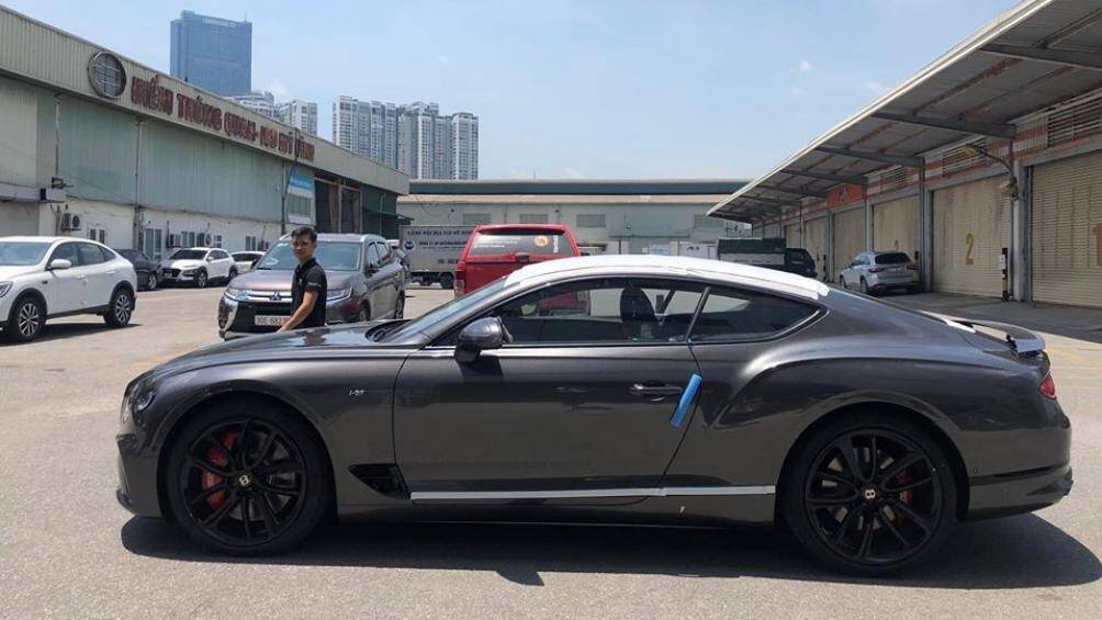 Bentley Continental GT V8 thế hệ thứ 3 đầu tiên về Việt Nam có màu sơn xám đi kèm với bộ mâm 22 inch 5 chấu kép sơn đen mờ cùng kẹp phanh màu đỏ nổi bật
