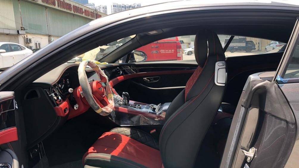 Nội thất xe có màu đỏ-đen và được trang bị màn hình trung tâm cảm ứng kích thước lớn được ẩn giấu một cách tinh tế bên trong bảng táp lô ốp gỗ