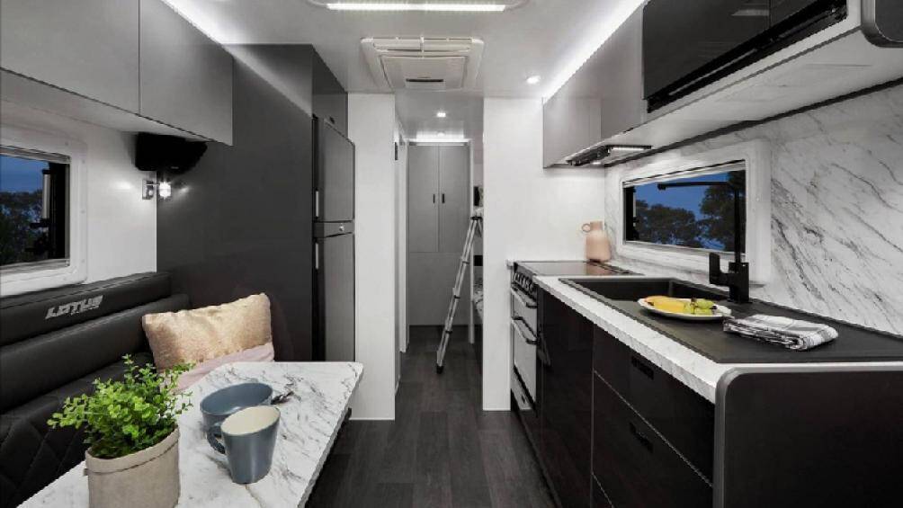 Nội thất của Off Grid cực kỳ xa hoa, bao gồm một số trang bị phần cứng cao cấp và đồ nội thất nguyên sơ