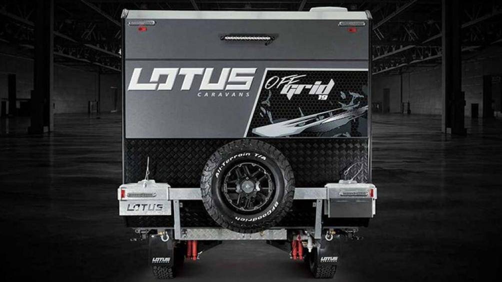 Với một cặp pin chu kỳ sâu 120 Ah, hai bể nước 95 lít và 3 tấm pin năng lượng mặt trời 170 watt, Lotus Caravans sẵn sàng đi đến những nơi khắc nghiệt nhất