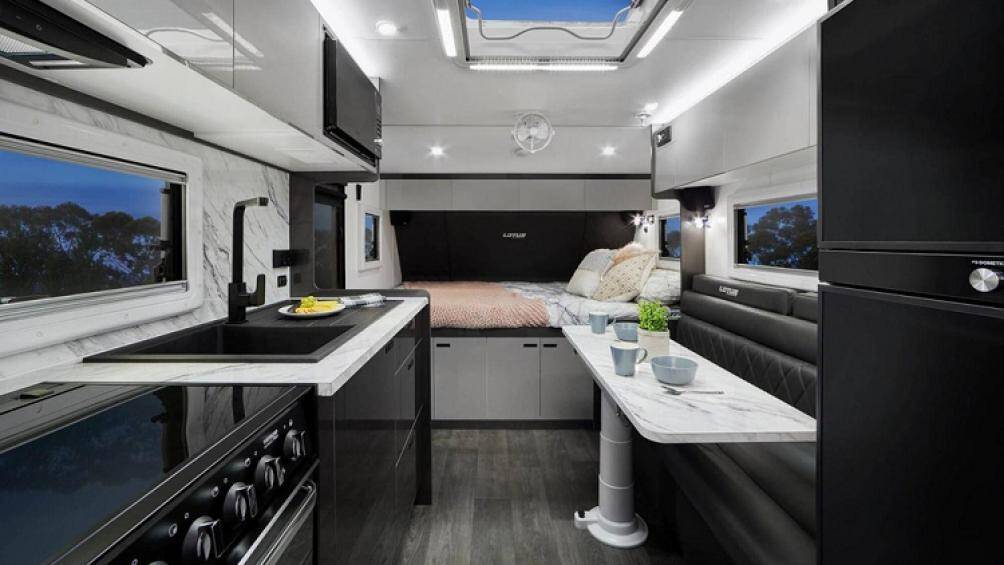 Bên cạnh đó, người dùng còn có một loạt các thiết bị tiện ích, bao gồm máy giặt, bếp nướng mini, tủ lạnh máy nén 12V và nhiều thiết bị khác