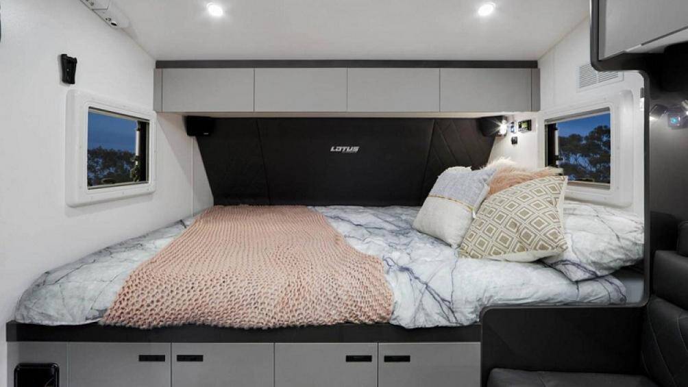 Để phục vụ giải trí, xe có lắp đặt hệ thống âm thanh Fusion Premium cùng với TV màn hình phẳng LED 24 inch cùng với đó là vòi tắm hoa sen và bồn rửa lớn trong bếp