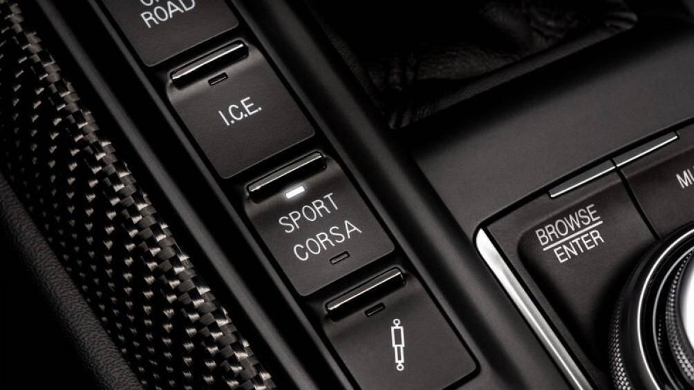 Ngoài ra, việc sử dụng chất liệu từ sợi carbon vào các chi tiết nhỏ của khe thoát nhiệt trước, cản sau mang lại hiệu ứng mạnh mẽ và hầm hố hơn