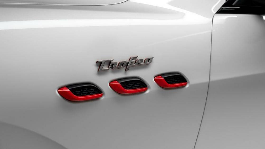 Không gian nội thất được chăm chút nhằm mang đến sự tiện nghi thoải mái nhất với chất liệu da Full grain tự nhiên Pieno Fiore được may hoàn toàn thủ công