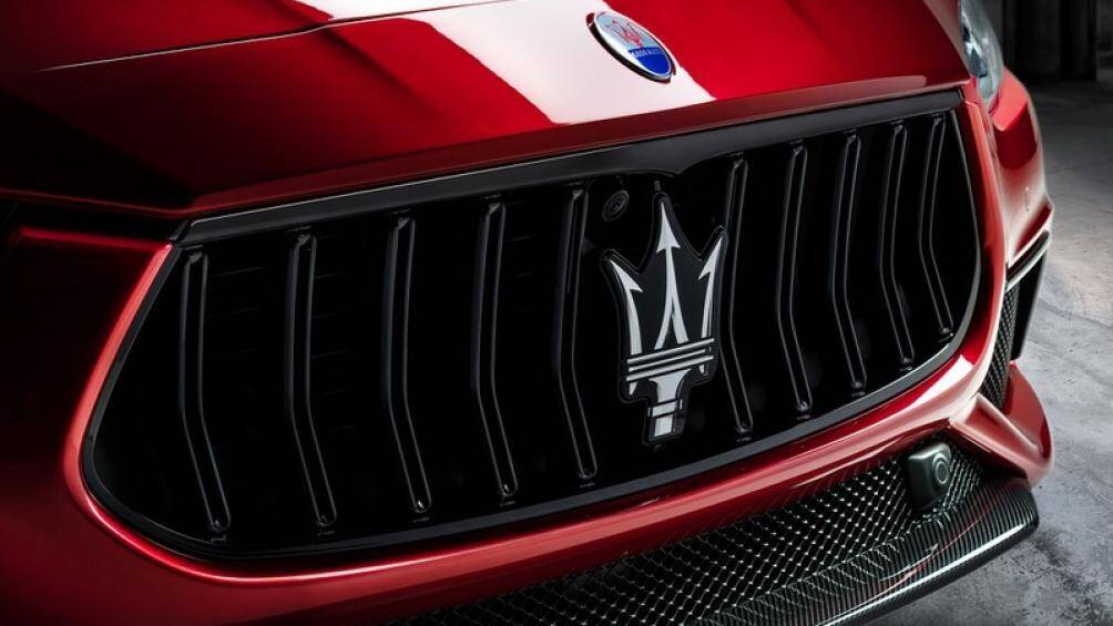 Trong khi đó, thiết kế bên ngoài của các mẫu sedan này nổi bật với lưới tản nhiệt trước được cách tân thành các cặp thanh dọc bằng chất liệu Black Piano