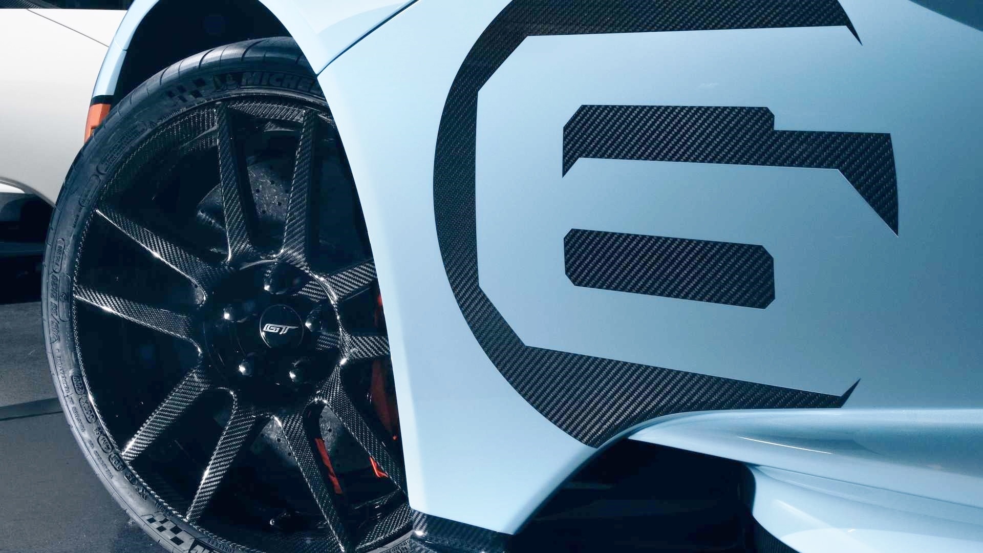 Chẳng hạn quay lại tháng 2/2020, Ford đã giới thiệu hai phiên bản đặc biệt của Ford GT tại Triển lãm ô tô Chicago Auto Show 2020