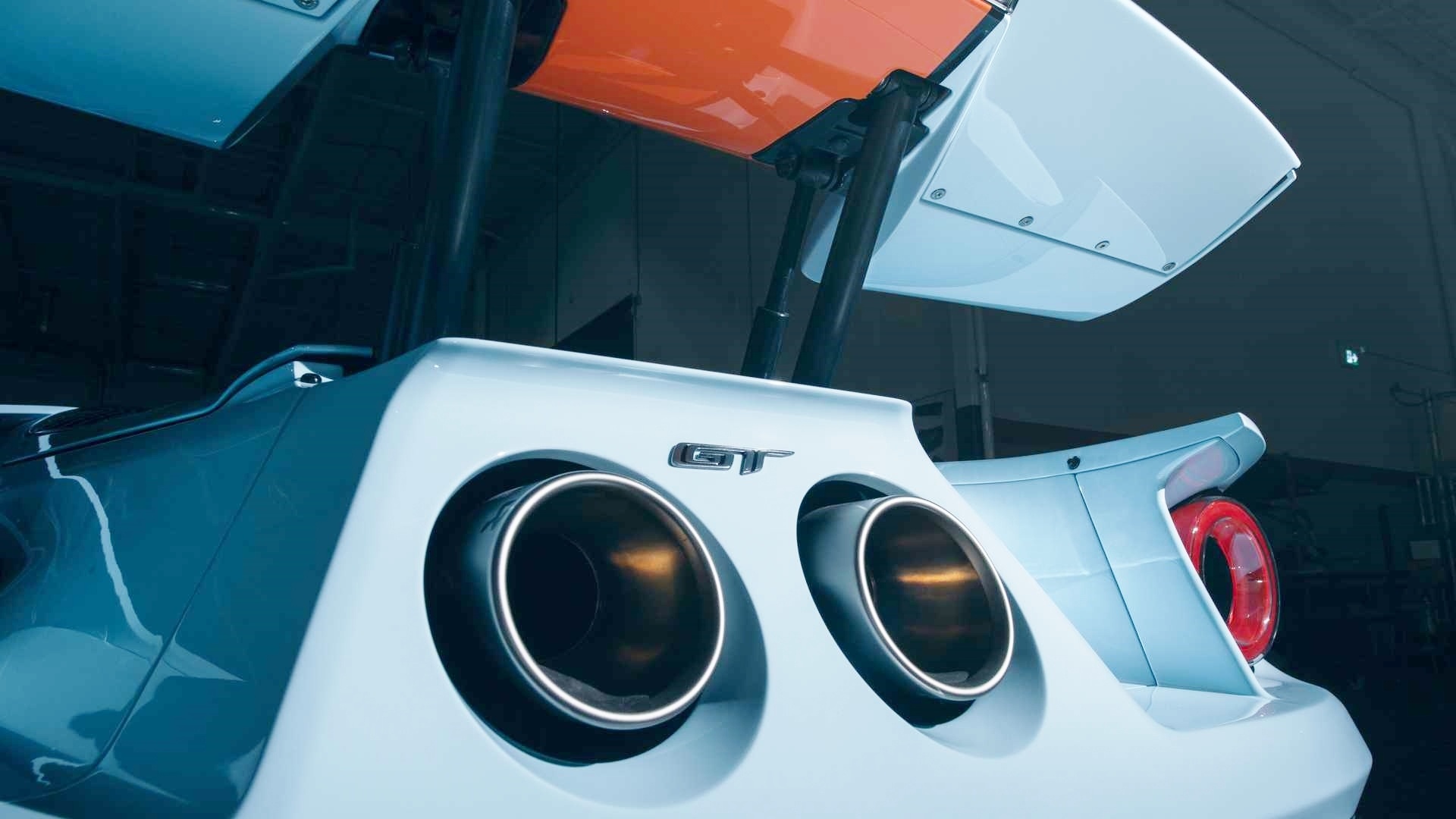 Trong đó, chiếc đầu tiên là Liquid Carbon Edition với thân xe bằng sợi carbon tinh xảo, chiếc còn lại mang tên Gulf Racing Edition toát lên đường nét cổ điển