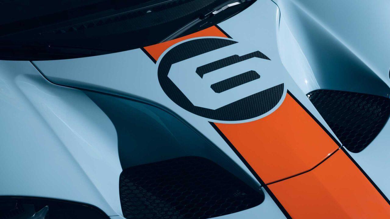 Trước đó, Tại sân chơi Pebble Beach Concours d’Elegance 2017, Ford cũng trưng bày phiên bản 67 Heritage Edition trắng cam để vinh danh chiếc GT40