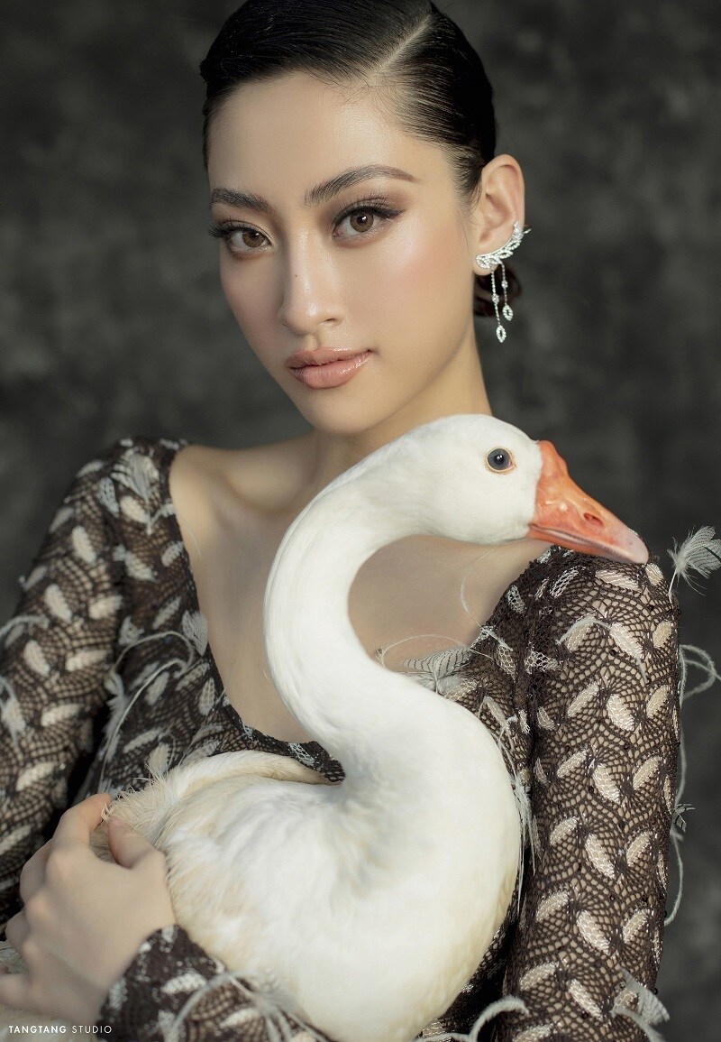 Người đẹp Cao Bằng mang tới những hình ảnh pha trộn phong cách cổ điển với hiện đại