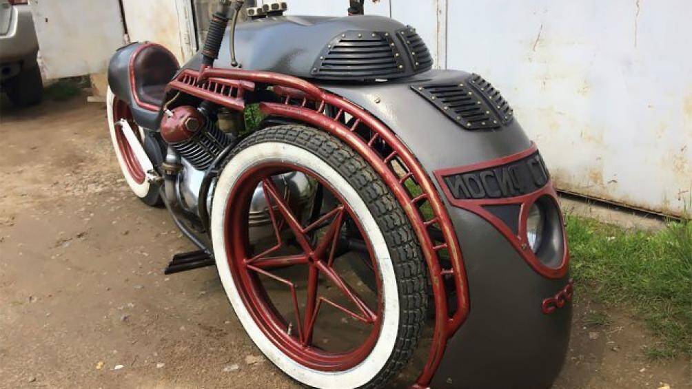 Mới đây một trang tin về xe của Nga đã tiết lộ hình ảnh về một chiếc mô tô được gắn đầu máy xe lửa tại một xưởng chế tác ở Saint-Petersburg vô cùng lạ lẫm