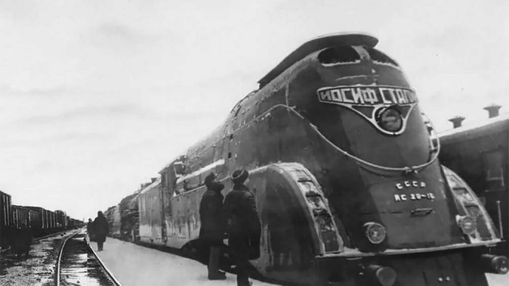 Các thợ độ xe của Nga đã chế tạo mẫu mô tô ba bánh chạy bằng hơi nước dựa trên đầu máy xe lửa hơi nước từ thế kỷ XIX