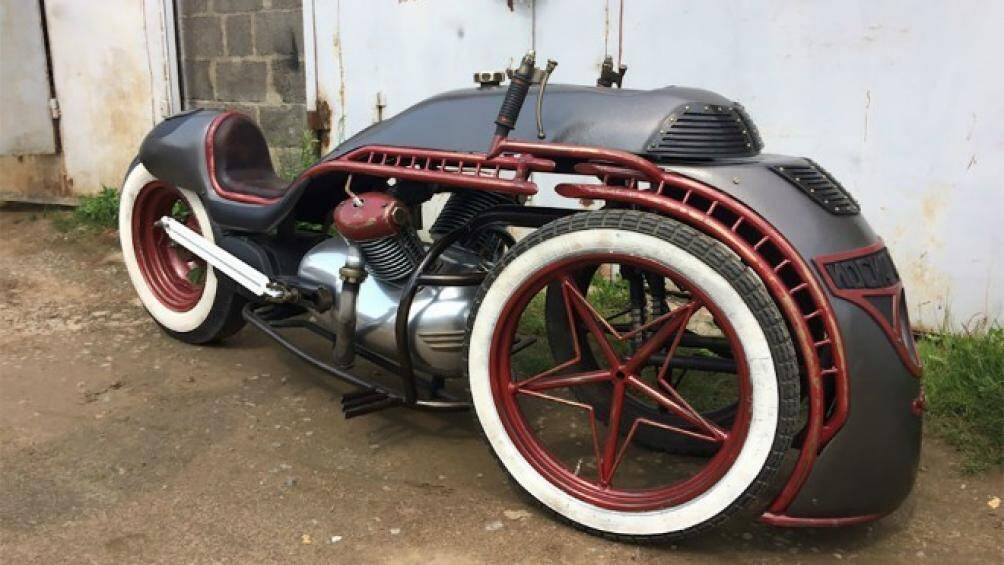 Tất cả đều làm bằng kim loại và phần trước xe gợi nhắc kiểu dáng như đầu máy xe lửa