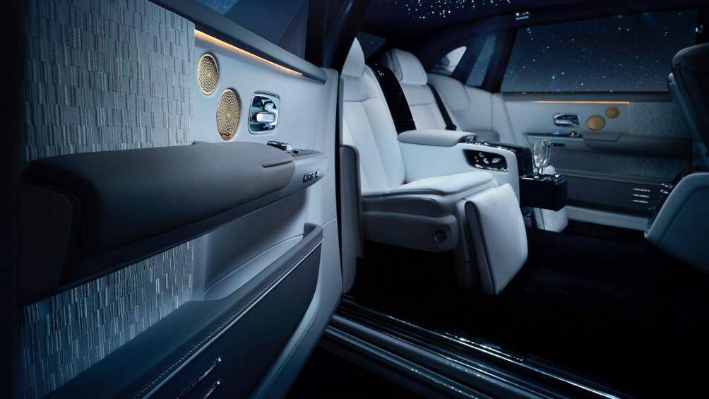 Trên bậc cửa của mỗi chiếc Rolls-Royce Phantom Tranquillity đều có dòng chữ mang ý nghĩa đây là 1 trong 25 xe sản xuất trên thế giới