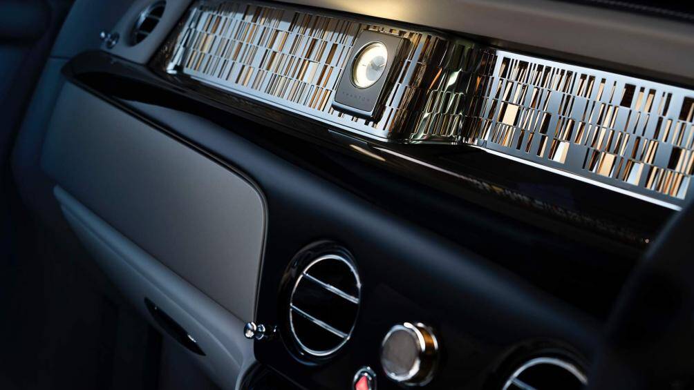 Nội thất xe sử dụng nhiều chất liệu cao cấp và hiếm có như vàng 24 carat, thép không gỉ hay nhôm chế tạo tàu vũ trụ