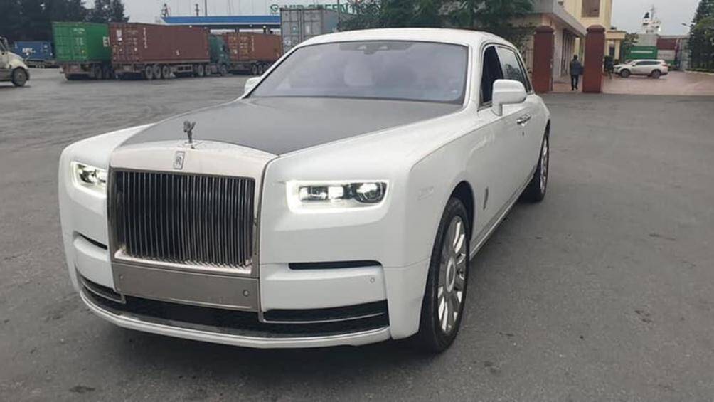 Xe mang ngoại thất màu trắng đi kèm nắp capô màu tối, cụm đèn pha sử dụng công nghệ Laser hiện đại và được bao bọc bởi dải đèn định vị chạy ngày