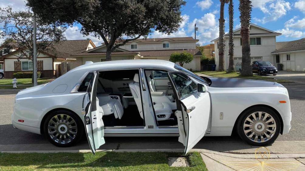 Chiếc xe này hiện đã có biển kiểm soát và là 1 trong 3 chiếc xe siêu sang Rolls-Royce Phantom thế hệ thứ 8 đang lăn bánh tại Việt Nam