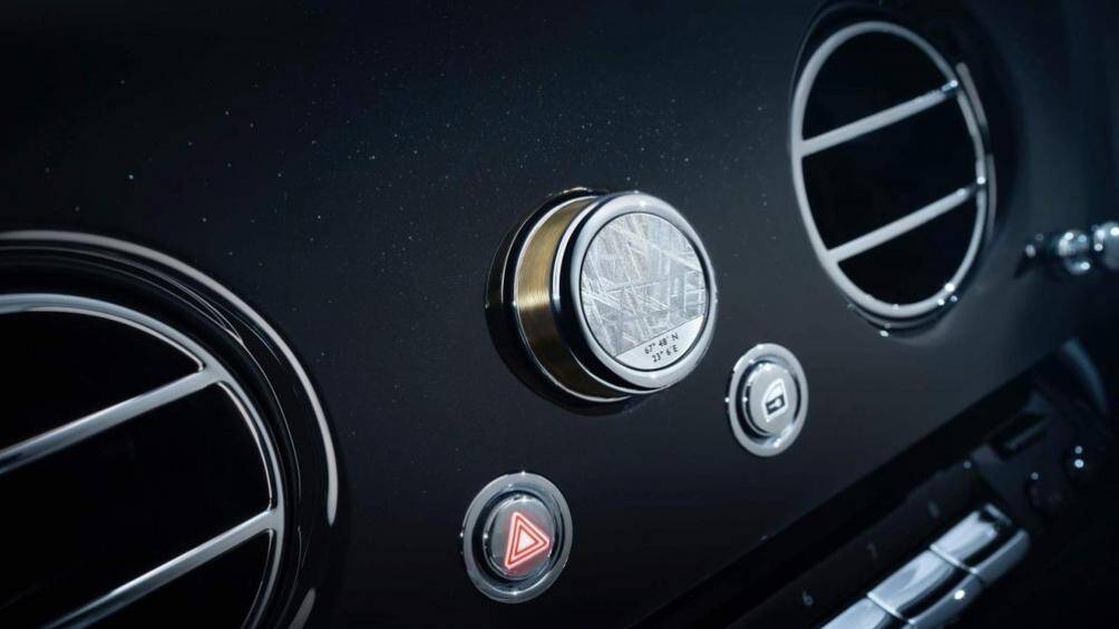 Từng chi tiết bên trong Phantom Tranquility là sự kết hợp của nhiều vật liệu khác nhau như mảnh thiên thạch Muonionalusta, vệ tinh NASA, tên lửa Skylark