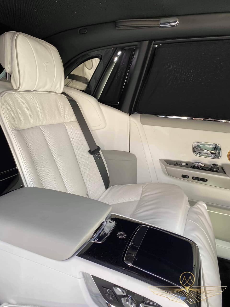 Xe sử dụng khối động cơ V12, tăng áp kép, dung tích 6,75 lít, tạo ra công suất tối đa 563 mã lực và mô-men xoắn cực đại đạt 900 Nm