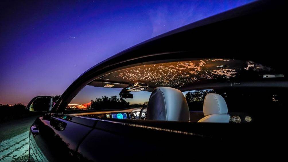 Logo "RR" trên tựa đầu của ghế và chi tiết ốp trích lại lời khen tặng của Thủ tướng Churchill ở cửa xe