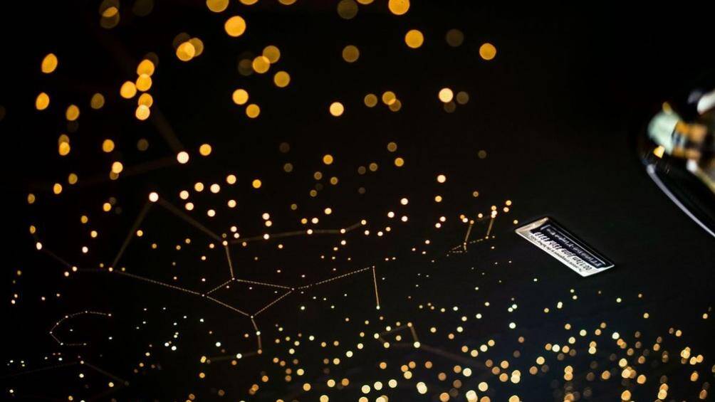 Bên trong, cabin nổi bật với trần xe gồm 1.183 bóng đèn sợi quang mô phỏng lại bầu trời sao vào đúng thời điểm chiếc máy bay đang ở giữa Đại Tây Dương năm 1919