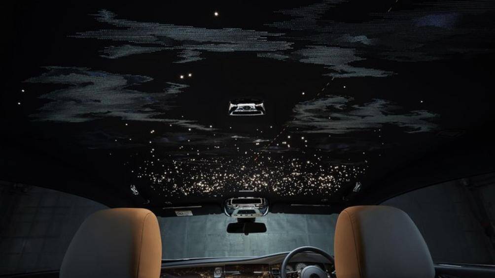 Phía đối diện là các chi tiết màu trắng sắp xếp thành hình những đám mây, xuyên giữa hai khu vực này là một đường chỉ màu đồng tái hiện lại đường bay lịch sử