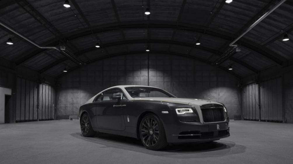 Rolls-Royce Wraith Eagle VIII được sơn hai tông màu sáng và tối – thể hiện sự chuyển sắc của bầu trời từ ngày sang đêm trong suốt hành trình bay