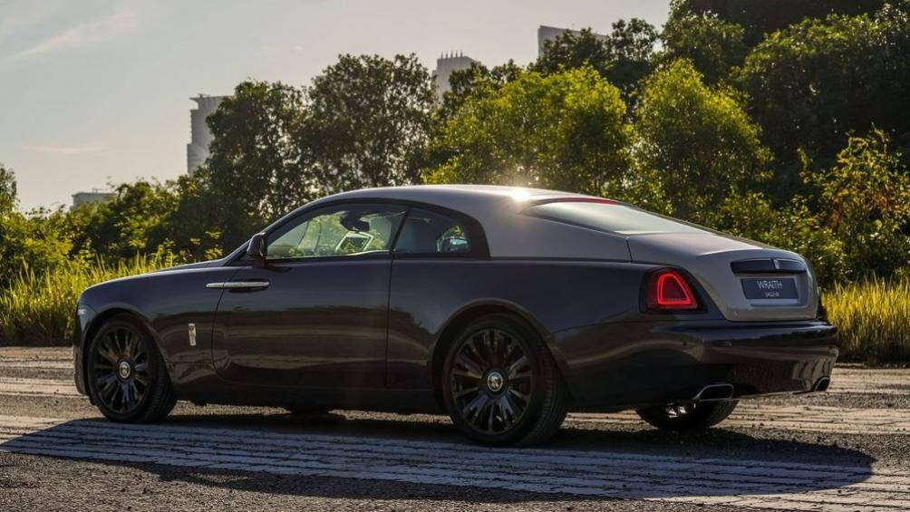 Phiên bản đặc biệt Rolls-Royce Wraith Eagle VIII được hãng xe Anh quốc giới thiệu mới đây nhằm kỷ niệm 100 năm chuyến bay vượt biển Tây đầu tiên