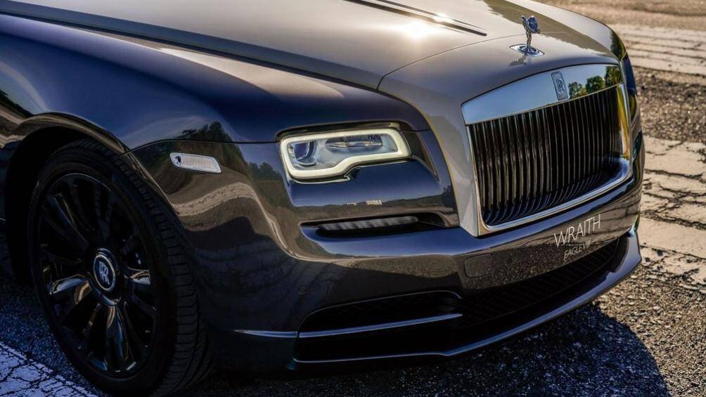 Lưới tải nhiệt của xe có màu đen và và có chữ X gợi sự liên tưởng về cách bố trí xi-lanh trên động cơ Eagle VIII của chiếc máy bay