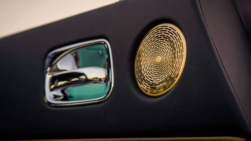 Các chi tiết màu vàng đồng bên trong khoang lái có thể kể đến ốp che loa với con số 1.880 dặm, đánh dấu quãng đường bay của hai phi công trong chuyến đi lịch sử