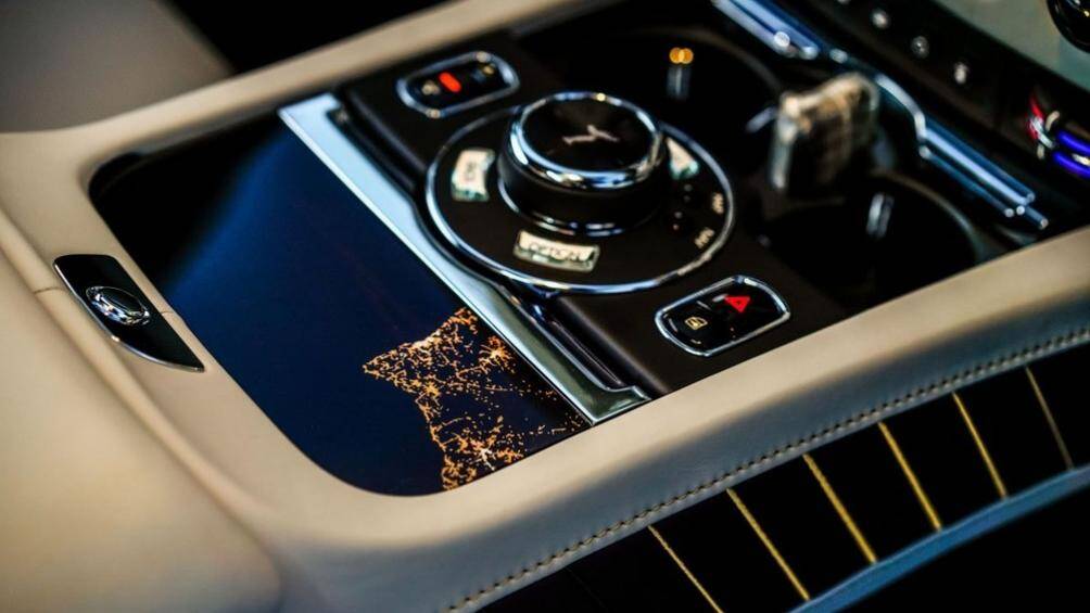 Chi tiết này gợi nhớ khoảnh khắc bảng điều khiển máy bay bị đóng băng ở nhiệt độ cao và chỉ có thể được nhận biết nhờ chút ánh sáng xanh từ đồng hồ hiển thị