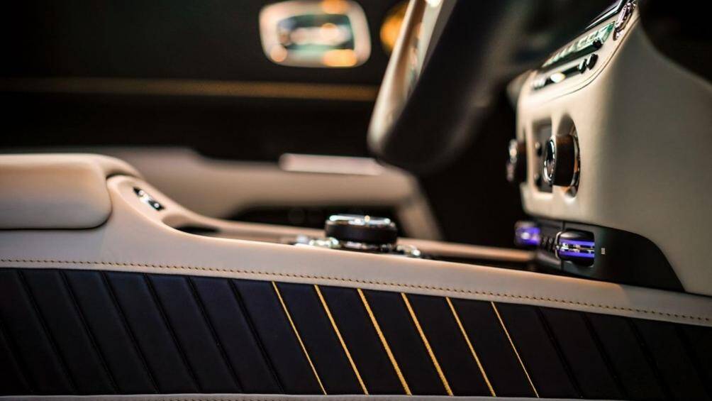 Sự tôn vinh còn được thể hiện ở cả những chi tiết nhỏ bé hơn, chẳng hạn như phần viền đá màu xanh lục của mặt đồng hồ có khả năng phát sáng trong bóng tối