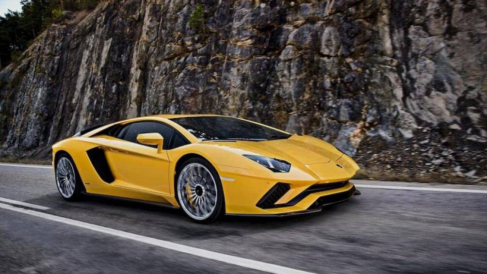 8. Lamborghini Aventador S (vận tốc tối đa: 349 km/h)