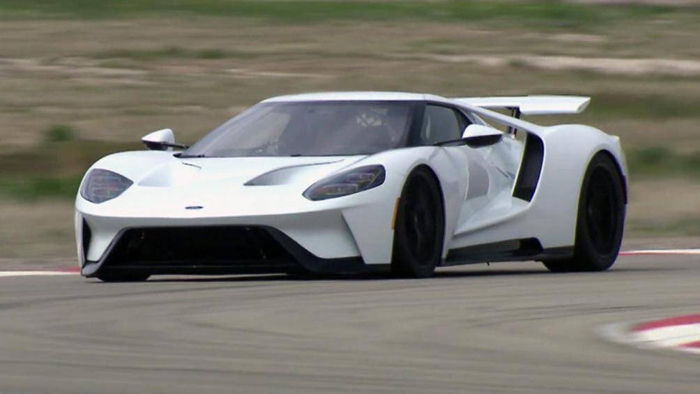 9. Ford GT (vận tốc tối đa: 348 km/h)