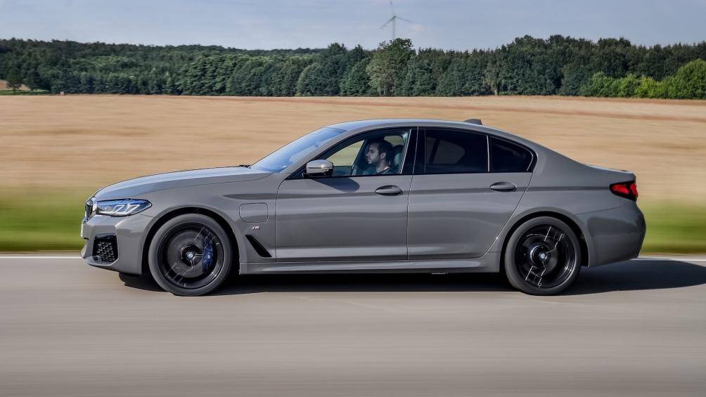 Xe tăng tốc từ 0-100 km/h trong 4,7 giây, tốc độ tối đa 250 km/h, trong khi nếu chỉ sử dụng động cơ điện, tốc độ tối đa của xe là 140 km/h