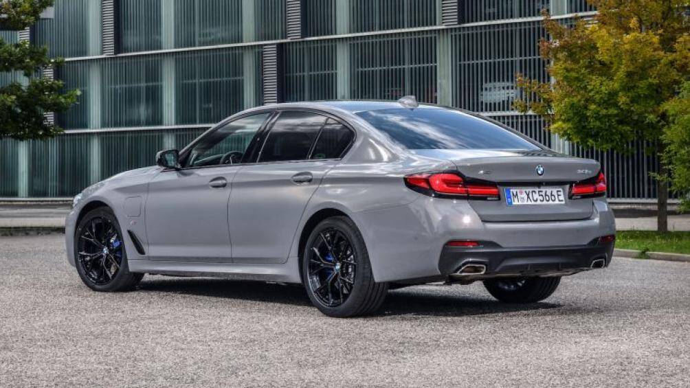 Xe được trang bị đèn pha Adaptive, ống xả kép ở phần đuôi xe làm tăng thêm phần thể thao