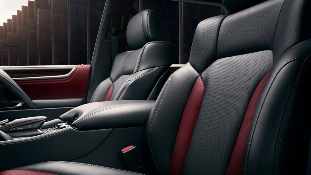 Các chi tiết nội thất đa phần được sử dụng màu đen: ghế bọc da semi aniline màu đen phối với màu đỏ Rioja Red, trần xe màu đen