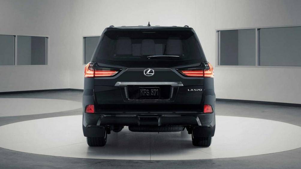 Riêng về khối động cơ, ở tất cả các phiên bản của Lexus LX 570 đều sử dụng động cơ xăng 5.7L hút khí tự nhiên cho công suất tối đa 383 mã lực, đi kèm hộp số tự động 8 cấp và dẫn động 4 bánh