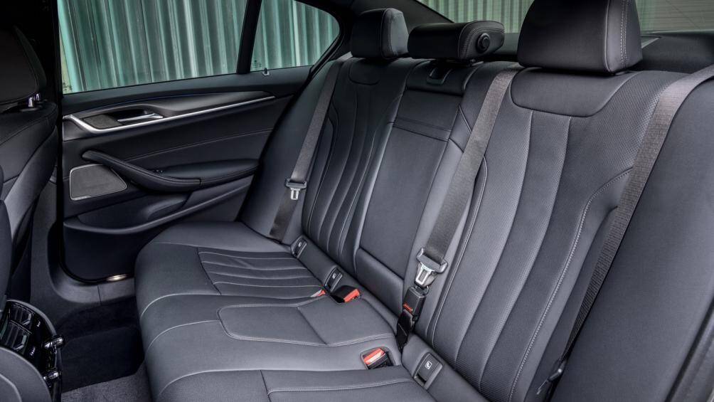 Xe được trang bị cửa gió điều hoà cho hàng ghế sau.
Hiện giá bán của BMW 545e xDrive Hybrid 2021 vẫ chưa được hãng xe Đức tiết lộ