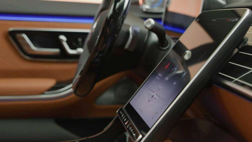 Nhờ đó, xe có thể hiển thị, cảnh báo người dùng 1 cách trực quan và nghe lệnh người dùng từ điều khiển giọng nói