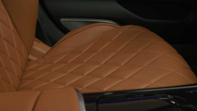 Không gian hàng ghế sau trên S-Class mọi phiên bản từ được hứa hẹn cải thiện đáng kể, đặc biệt là không gian để chân nhờ chiều dài cơ sở lớn hơn