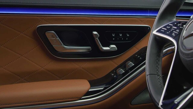 Một điểm nhấn đáng chú ý khác của Mercedes S-Class 2021 là hệ thống đèn nền nội thất thông minh mới, tích hợp vào hệ thống hỗ trợ lái